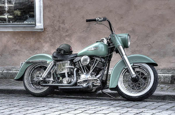 Photo représentant une moto Harley-Davidson Les Boomeurs