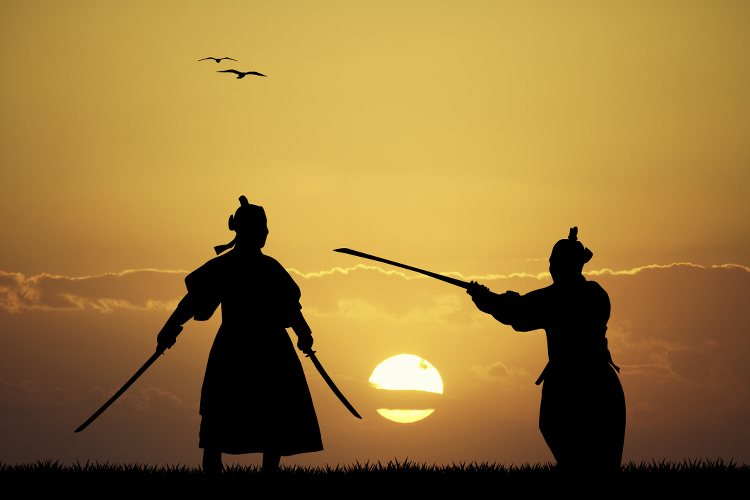 photo de samourai se battant au soleil couchant