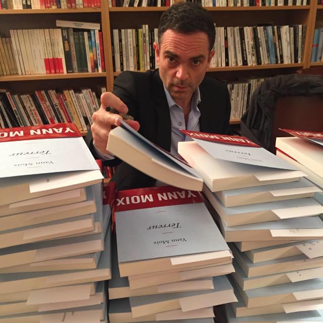 L'écrivain Yann Moix signant des livres Les Boomeurs