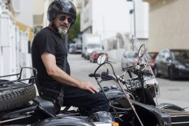 Photo représentant un homme de 50 ans sur une moto side-car Les Boomeurs