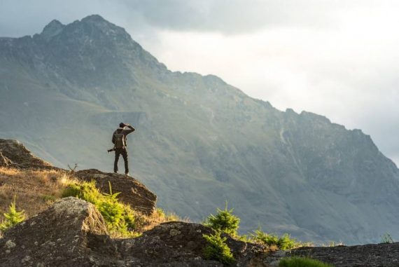 homme marchant en plein air à la montagne