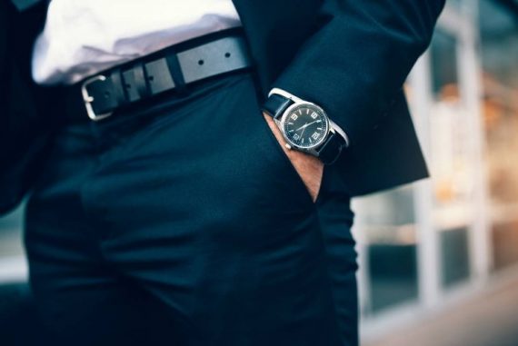 homme portant une ceinture